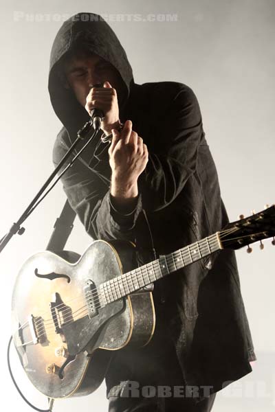 BLACK REBEL MOTORCYCLE CLUB - 2010-08-27 - SAINT CLOUD - Domaine National - Scene de la Cascade - Robert Levon Been